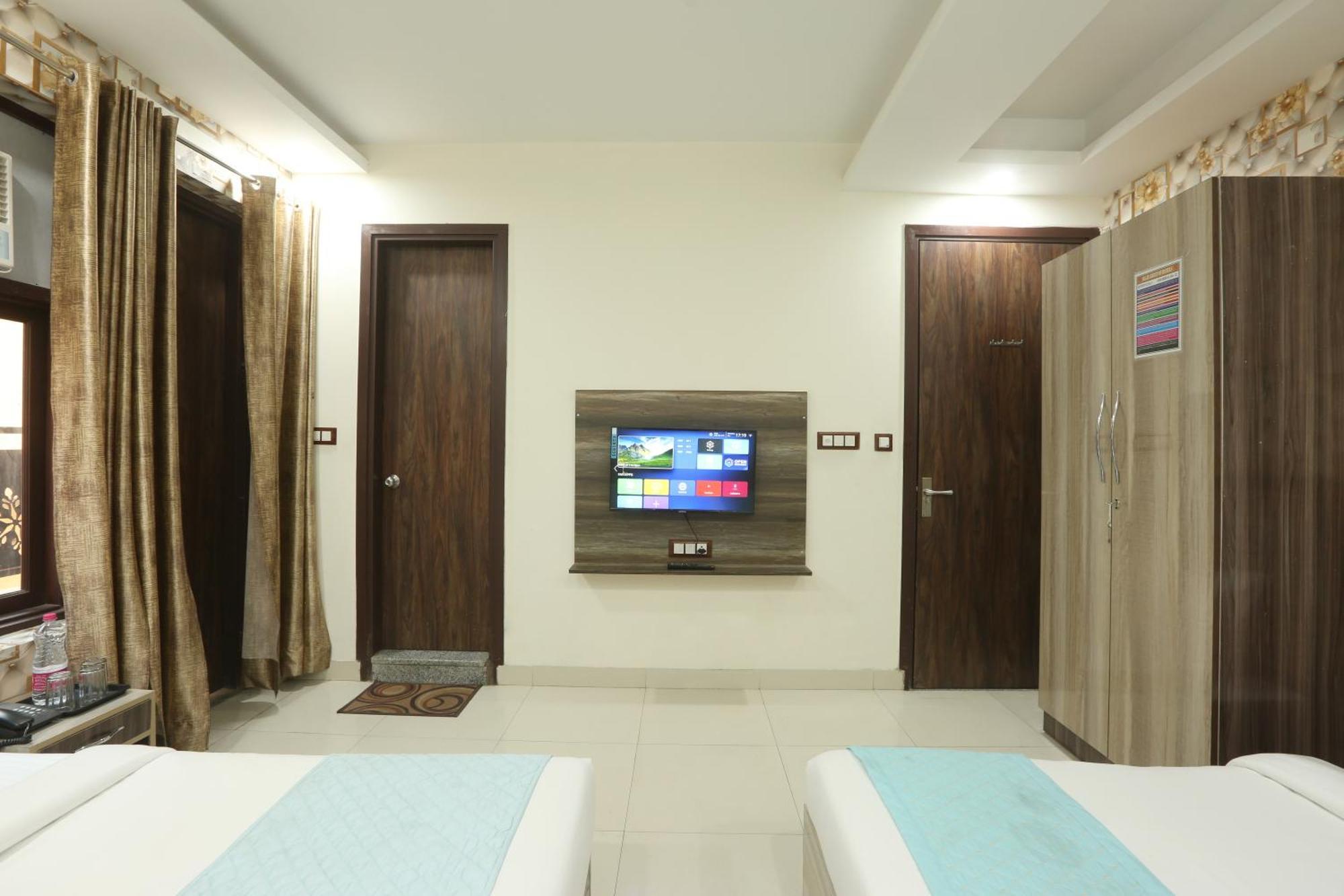 Oaks Inn Plaza Delhi Airport Új-Delhi Kültér fotó