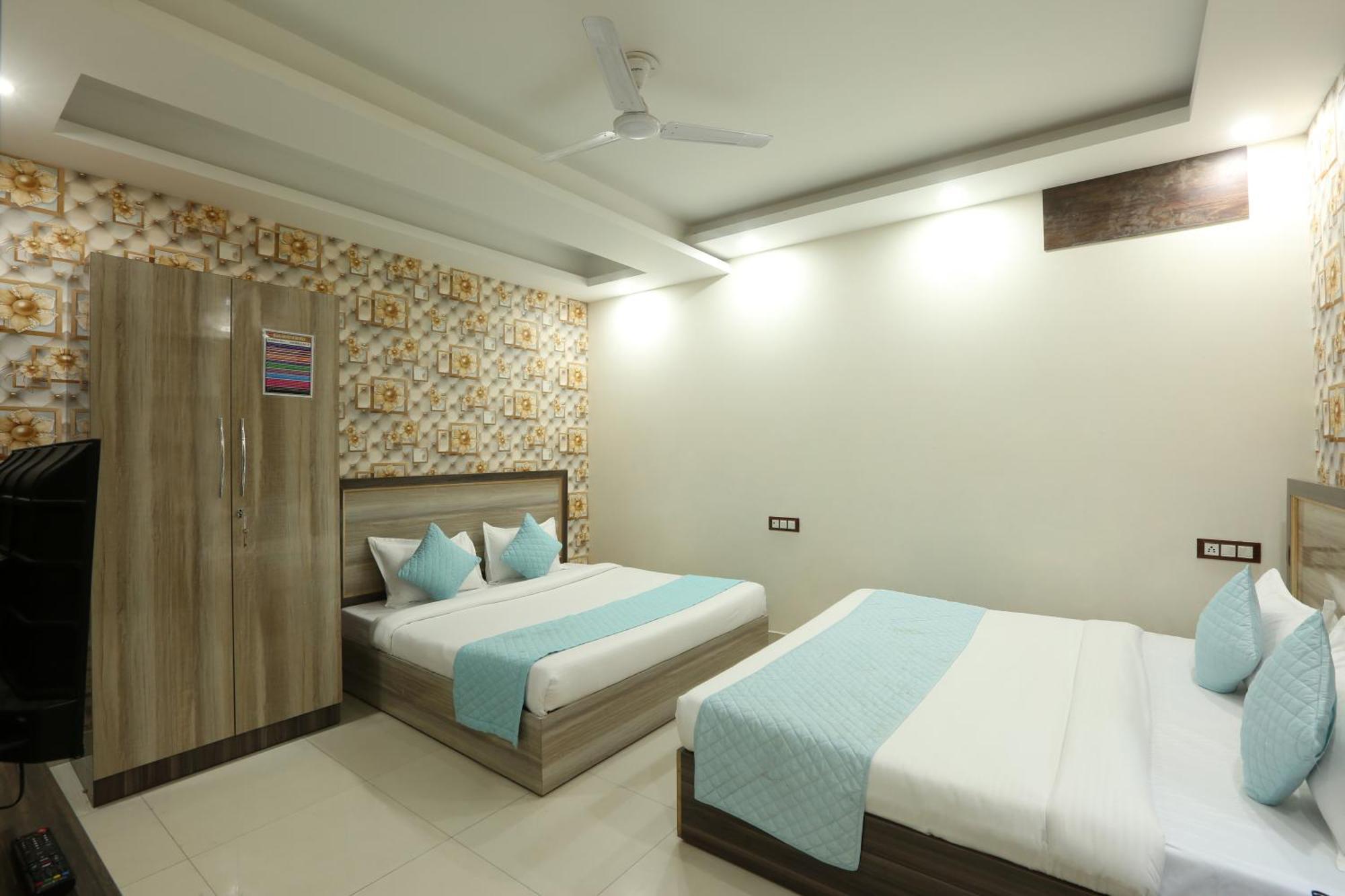 Oaks Inn Plaza Delhi Airport Új-Delhi Kültér fotó